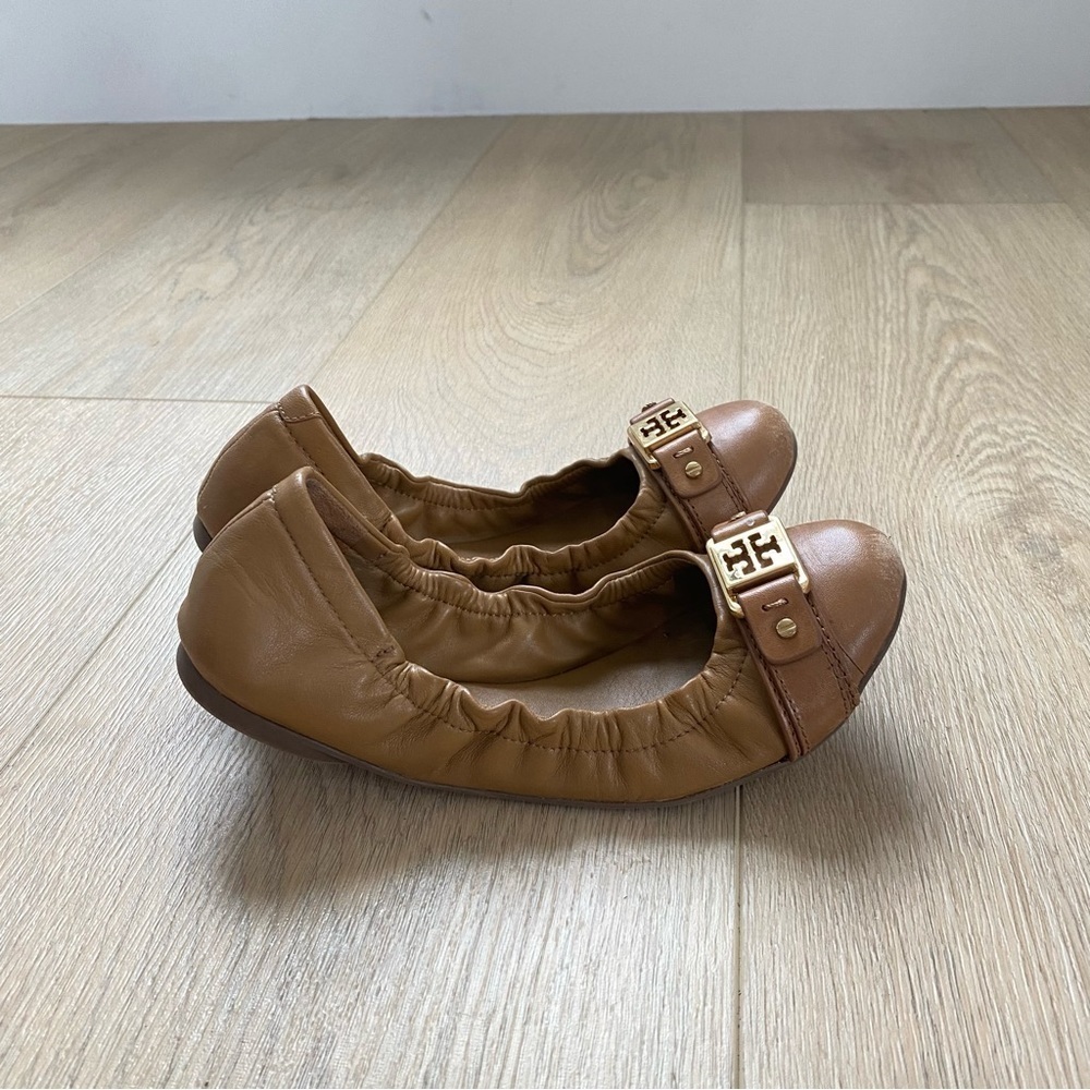 Tory Burch Tan Logo Scrunched Ballet Flats - Picture 4 of 6